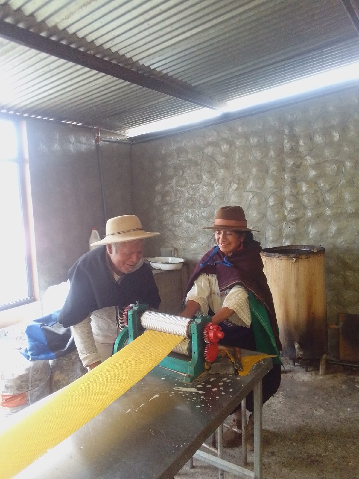Foto: apicultor asociado trabajando con colmenas