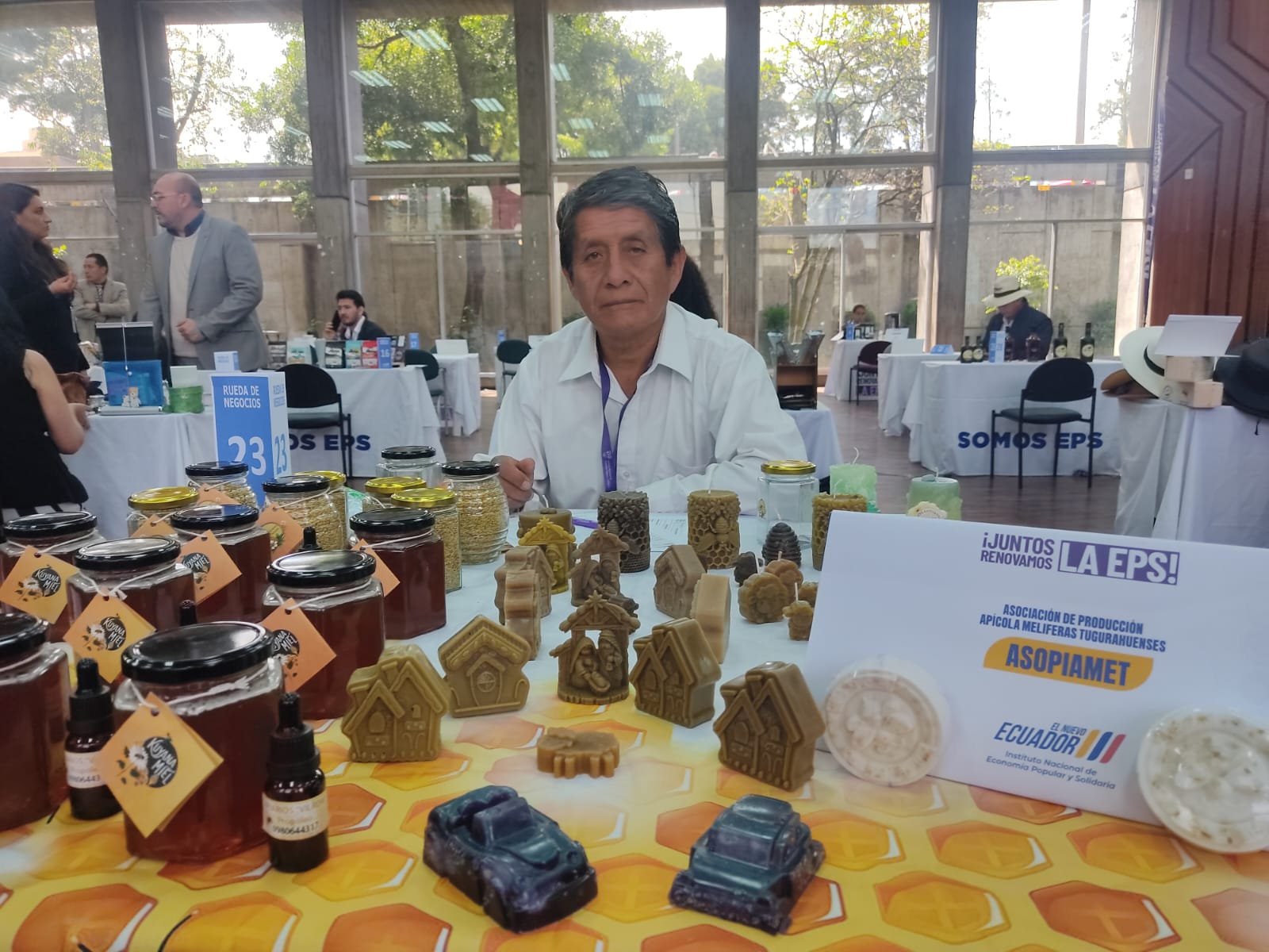 Foto: frascos de miel Kuyana y productos de la colmena